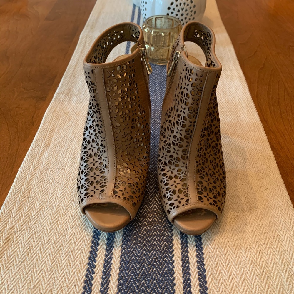 Ann Taylor Billie Cutout Shoetie